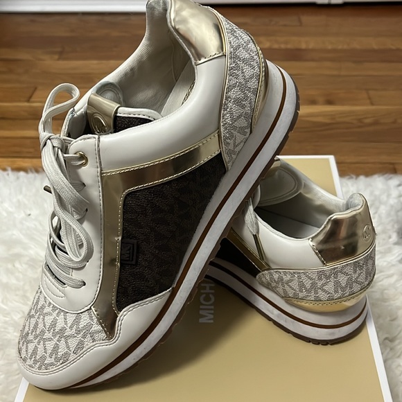 Mandy Trainer - Picture 4 of 4